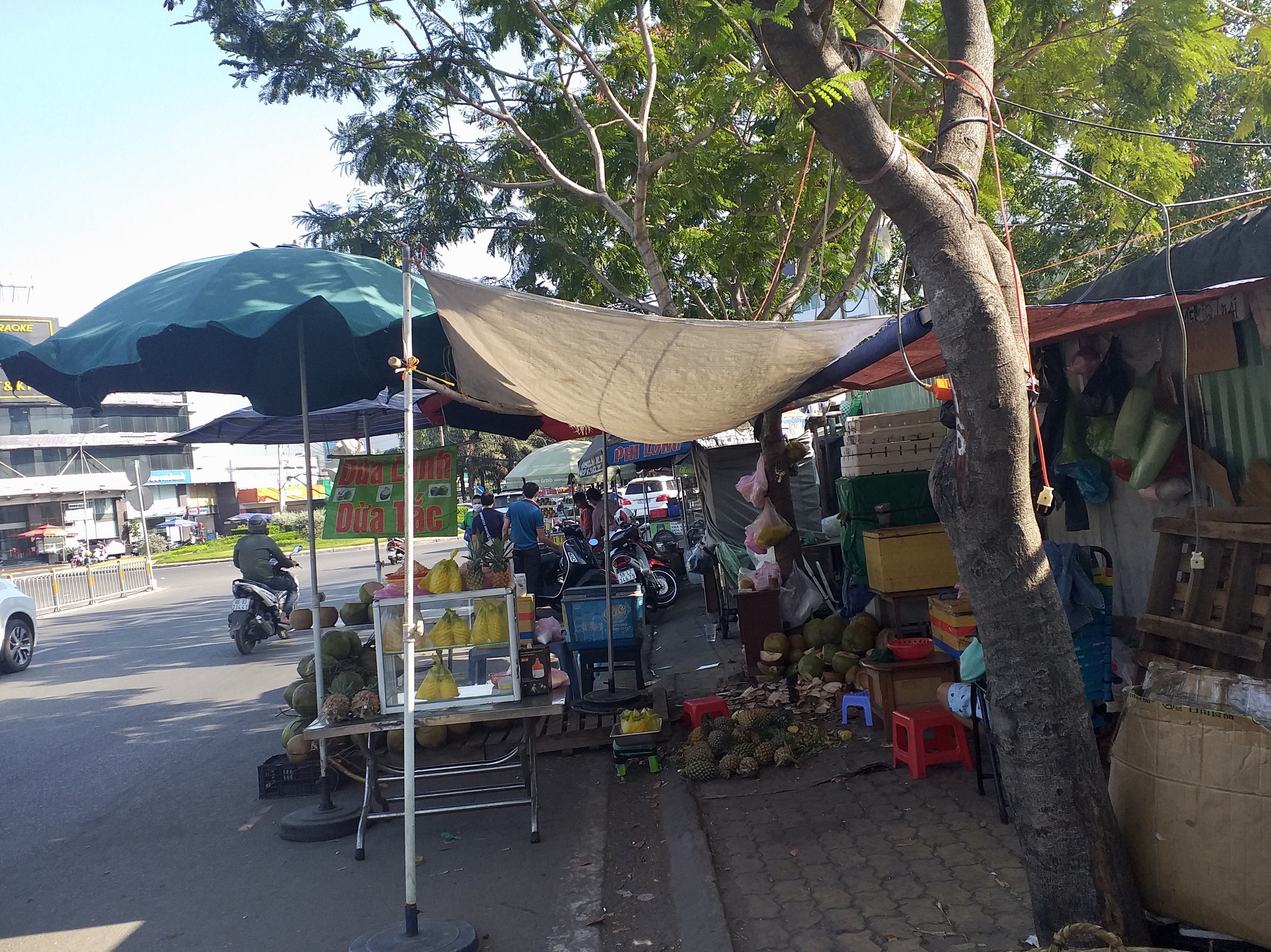 Hàng rong, xe đẩy chiếm dốc cầu Kênh Xáng